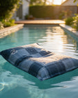 Bean bag Osmoze flottant dans la piscine, gouttes d'eau sur le tissu imperméable