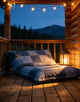 Bean bag Osmoze sur une terrasse de chalet le soir, lanterne et guirlande lumineuse