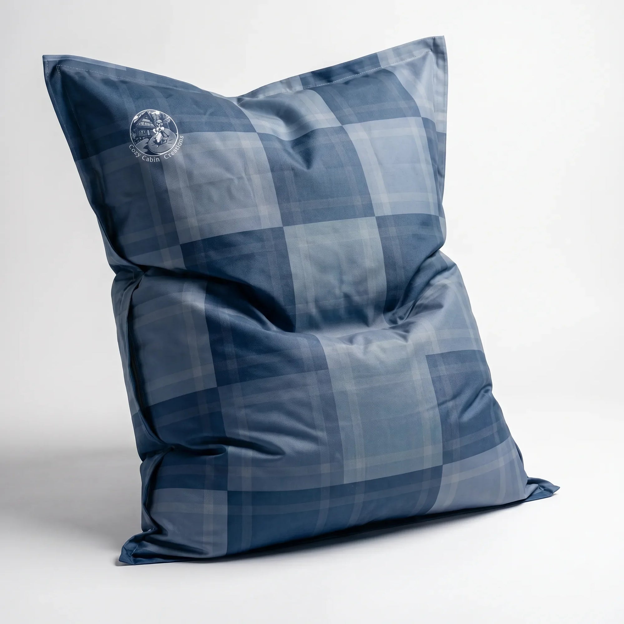 Bean bag Osmoze géant en tissu à carreaux bleu, photo studio sur fond blanc