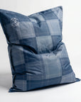 Bean bag Osmoze géant en tissu à carreaux bleu, photo studio sur fond blanc